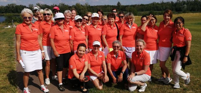 Teilnehmerinnen des 2. Turniers der Peter Hahn Jubiläums-Tour beim Golfclub Halle