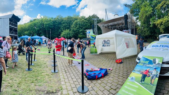 Der Golfclub mit SNAG Stand auf der Sportwiese beim Laternenfest 2025 vor der Peißnitzbühne Der Golfclub mit SNAG Stand auf der Sportwiese beim Laternenfest 2025 vor der Peißnitzbühne