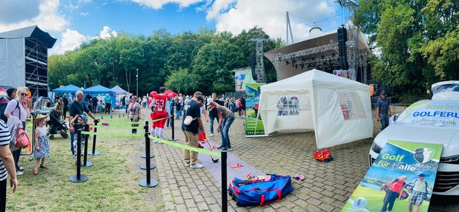 Der Golfclub mit SNAG Stand auf der Sportwiese beim Laternenfest 2025 vor der Peißnitzbühne