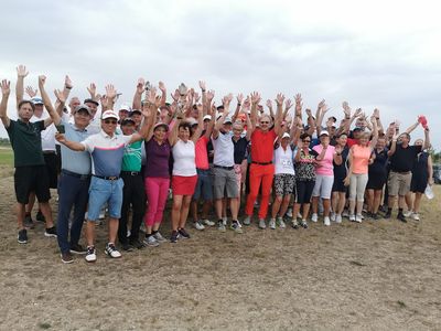 Winkendes Teilnehmerfeld beim Preis des Präsidenten des Golfclub Halle 2022