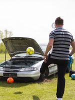 Fussball im Motorraum einlochen
