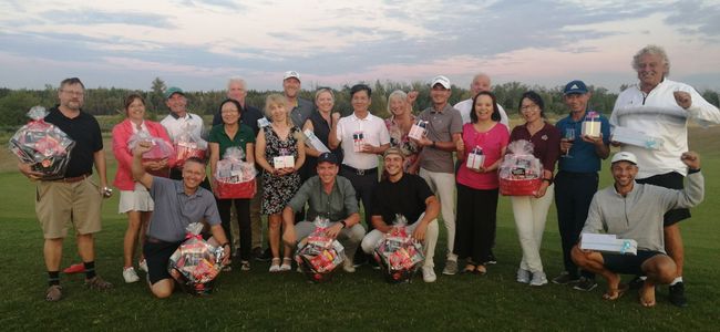Jubelnde Gewinner beim Preis des Präsidenten des Golfclub Halle 2022