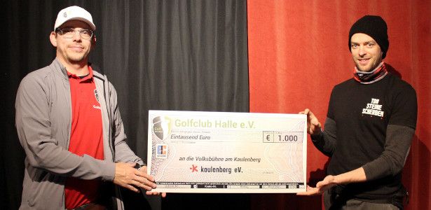 Vorstandsmitglied Sven Roloff übergibt den Scheck über 1000 € an Jonas Schütte vom Kaulenberg e.V.